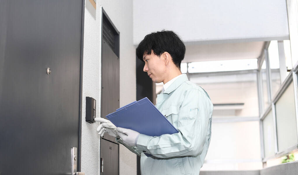 悩んでいる人の写真