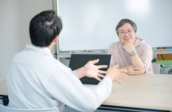 報告や提案をしている写真