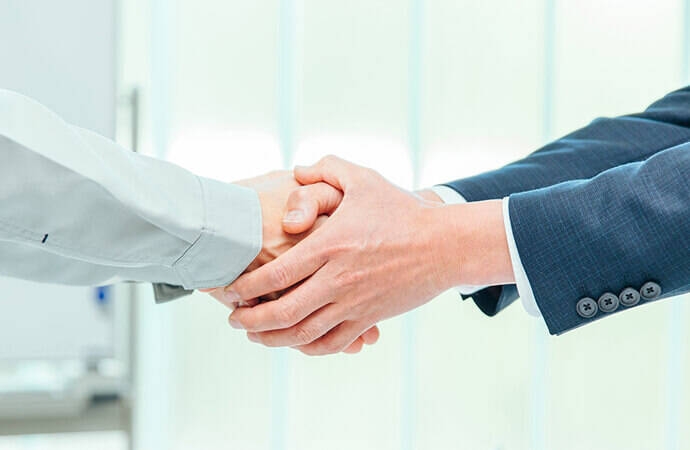 握手している写真