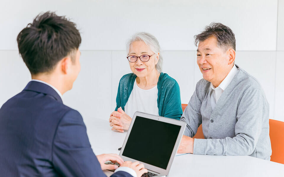 スタッフに相談する人の写真