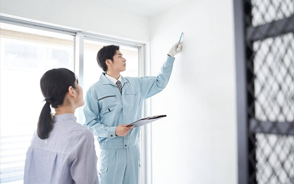 家をチェックしている写真