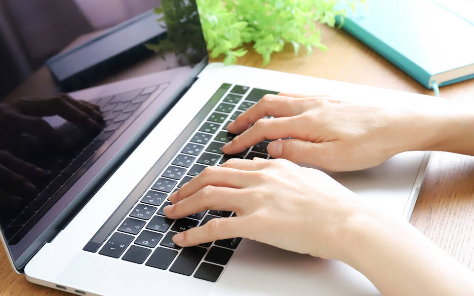 パソコンで相談する人の写真