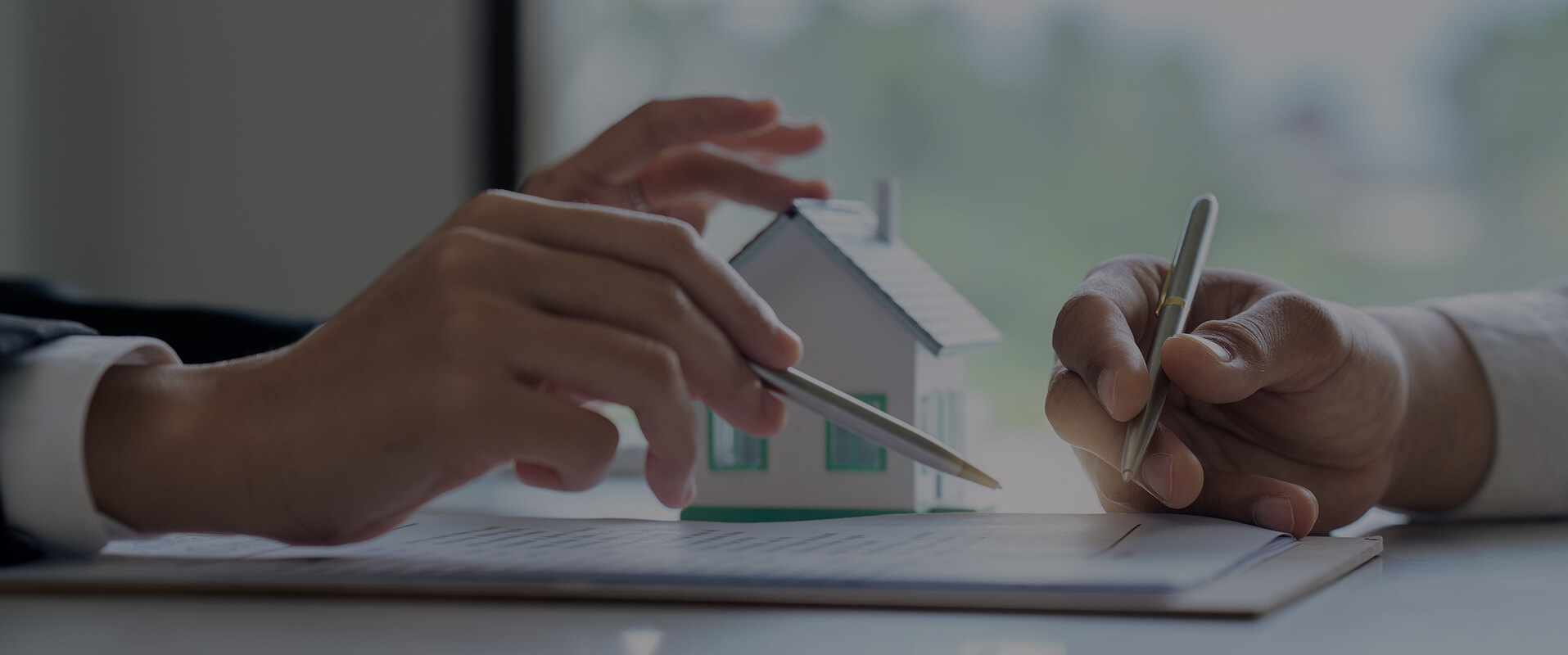 相談している人の写真