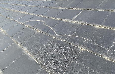 屋根のヒビの写真