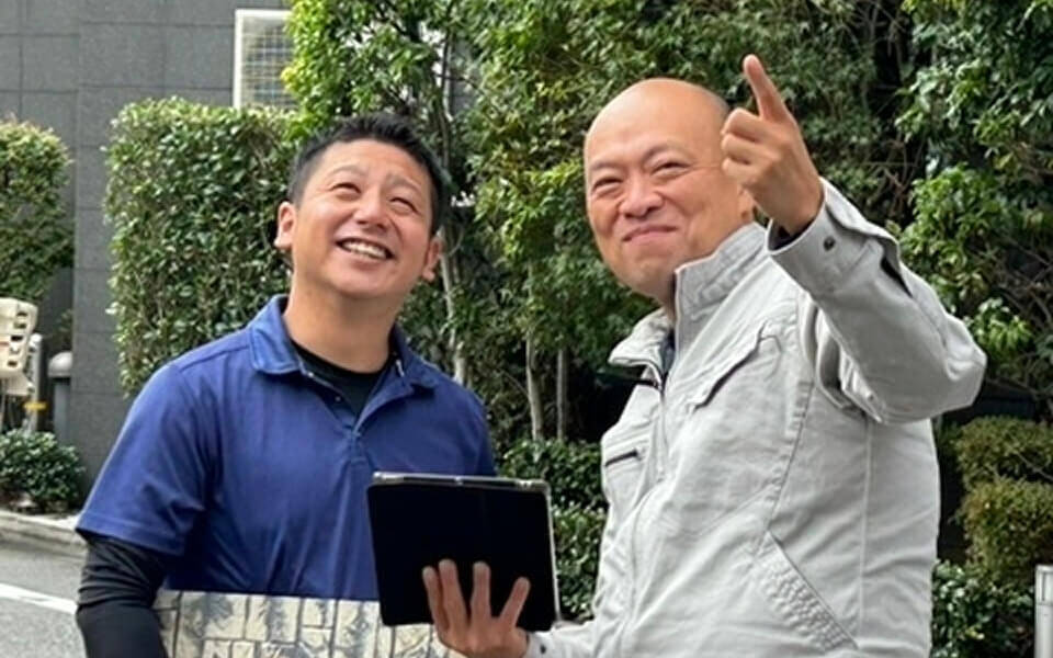 お家を無料点検・診断する人の写真