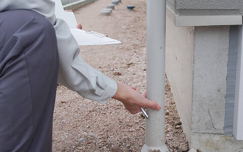 雨どいの割れ・歪み写真