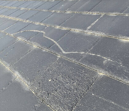 外壁・屋根のヒビや割れ写真