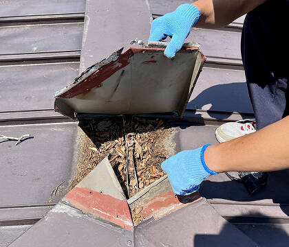 板金の浮き瓦のズレ写真