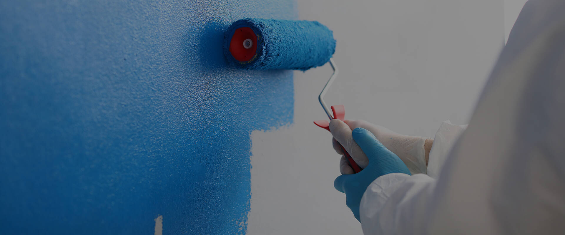 外壁塗装をしている写真