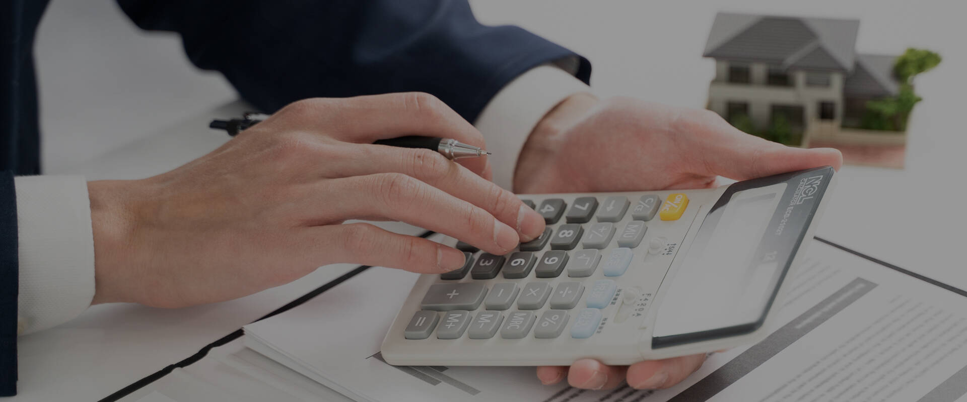 計算する人の写真