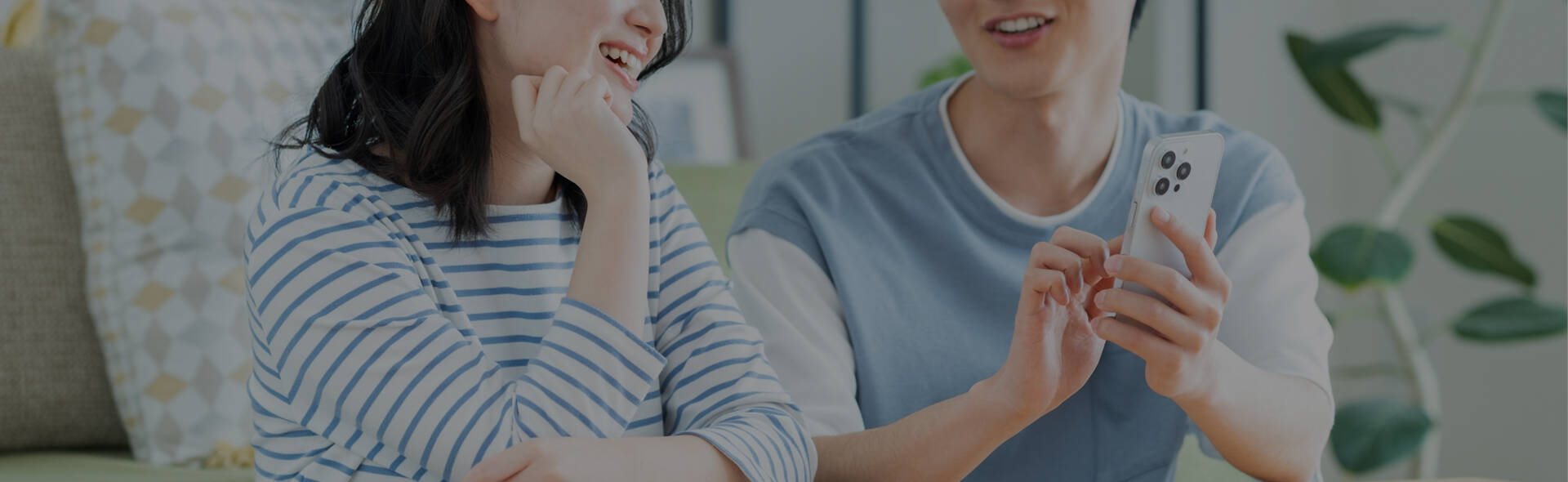 談笑する男女の写真