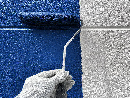 塗装している写真