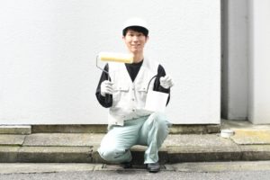 塗装ローラーを持つ男性作業員
