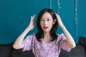 失敗して頭を抱える女性の写真