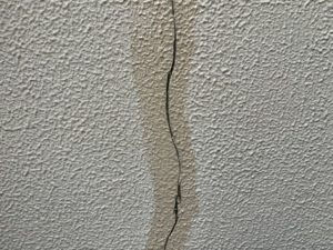 外壁のひび割れ画像