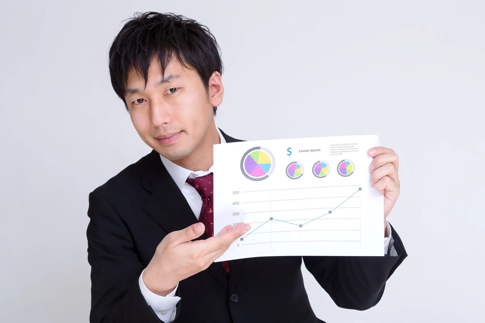 資料を持つ営業マン