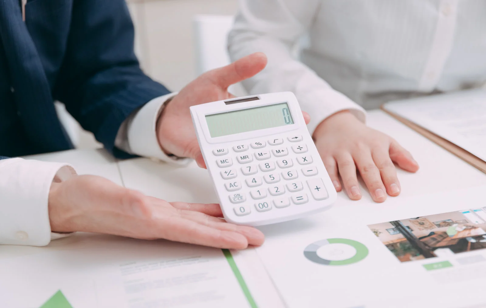電卓を見せる人