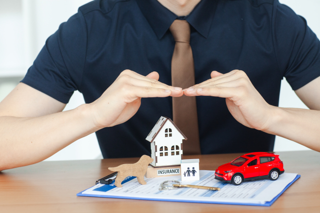 被害から守る男性の手元