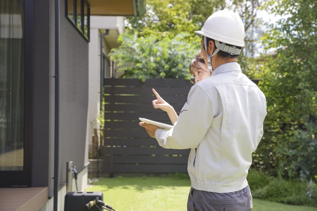 住宅の打ち合わせをする男性と女性