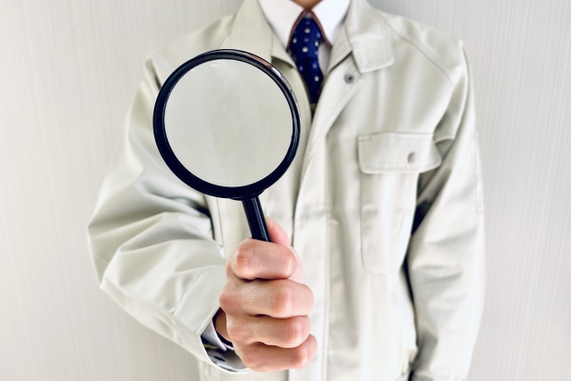 問題を発見・点検する男性作業員