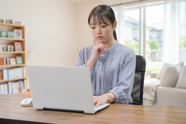 自宅で考える女性
